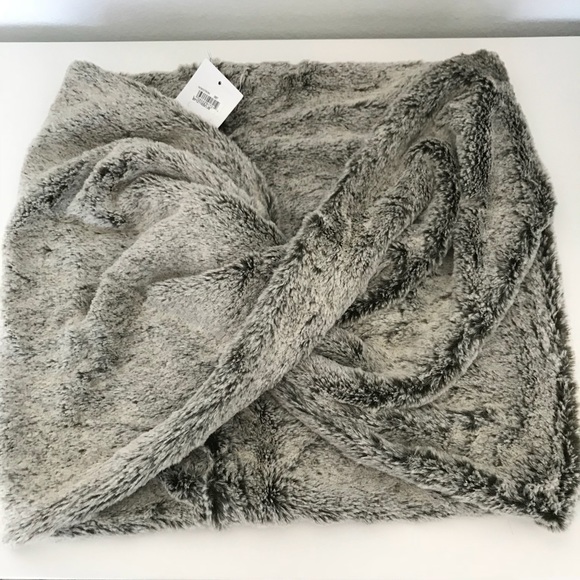 NWOT  Faux Fur Infinity Scarf One Size - Picture 3 of 4